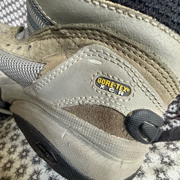 High end CLEAN.  Big boy or big girl beautiful VASQUE hiking boots. - Picture 5 of 6